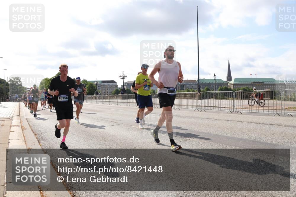 29.06.2025 - hella hamburg halbmarathon Lena Gebhardt http://msf.ph/oto/8421448 29.06.2025 09:51:48 Lombardsbrücke 13163, 18356, 14346, 8900, 1136, 1312, 1353, 1520, 1569, 1570, 1903, 1912, 1920, 2653, 2880, 2972, 3437, 3523, 3697, 4297, 4634, 4759, 4843, 4865, 4991, 4999, 5014, 5047, 5129, 5231, 5375, 5410, 5987, 6490, 6700, 6705, 6770, 7092, 7105, 7185, 7363, 8074, 8346, 8359, 8871, 8900, 9114, 9358, 9364, 10319, 10375, 10480, 10669, 10691, 10934, 10978, 11021, 11049, 11417, 11714, 11959, 12438, 12623, 12711, 14201 meine-sportfotos.de