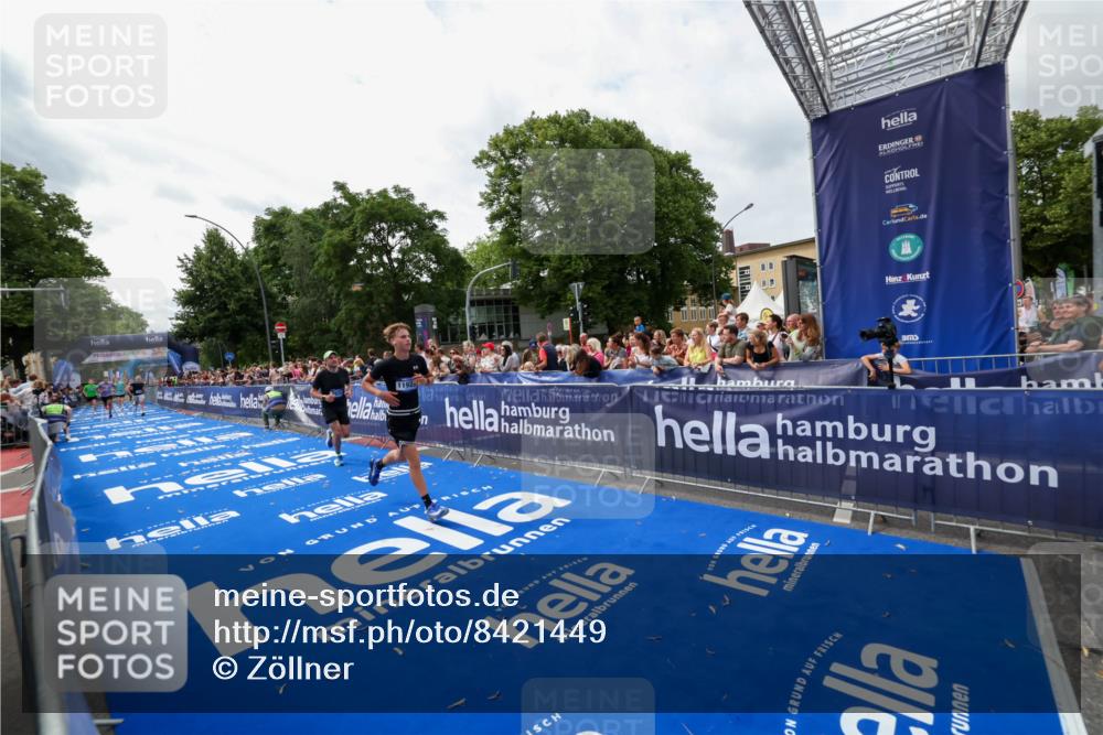29.06.2025 - hella hamburg halbmarathon Zöllner http://msf.ph/oto/8421449 29.06.2025 10:31:57 Ziel 3935, 4698, 6619, 10927, 11199, 11929 meine-sportfotos.de