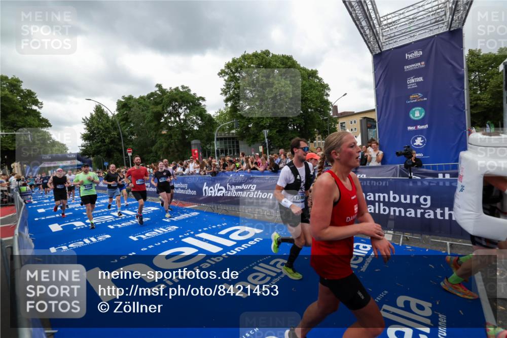 29.06.2025 - hella hamburg halbmarathon Zöllner http://msf.ph/oto/8421453 29.06.2025 10:53:46 Ziel 2058, 2082, 2518, 2630, 3819, 5399, 5607, 6877, 7177, 8285, 8335, 10895, 11588, 11589, 11604, 12632, 13865, 14702, 14818, 15061, 15441, 16092, 17482, 18143, 18514, 18715 meine-sportfotos.de