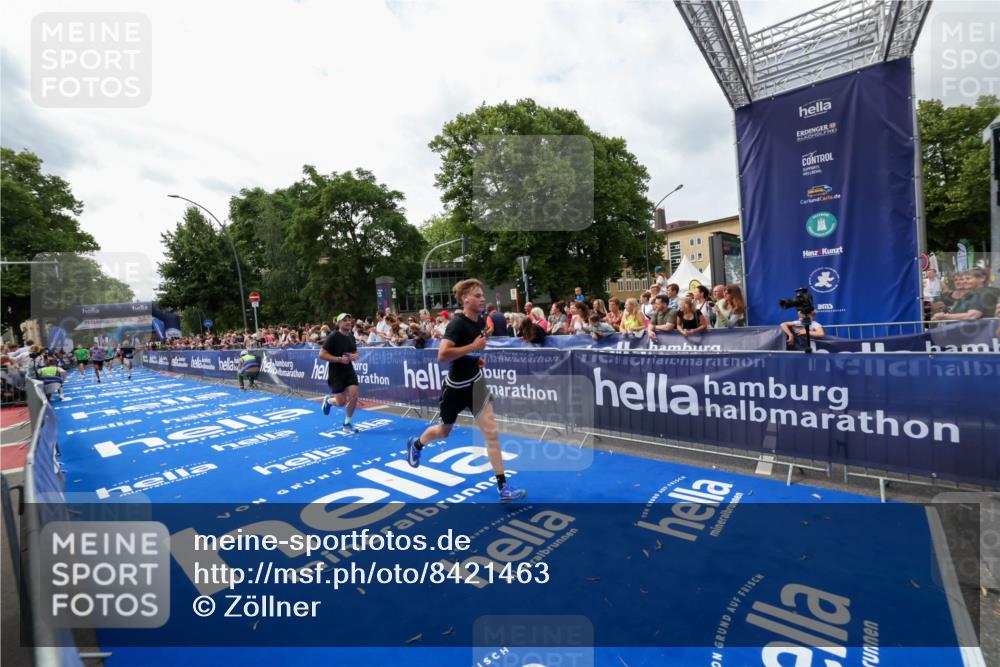29.06.2025 - hella hamburg halbmarathon Zöllner http://msf.ph/oto/8421463 29.06.2025 10:31:57 Ziel 3935, 4698, 6619, 10927, 11199, 11929 meine-sportfotos.de