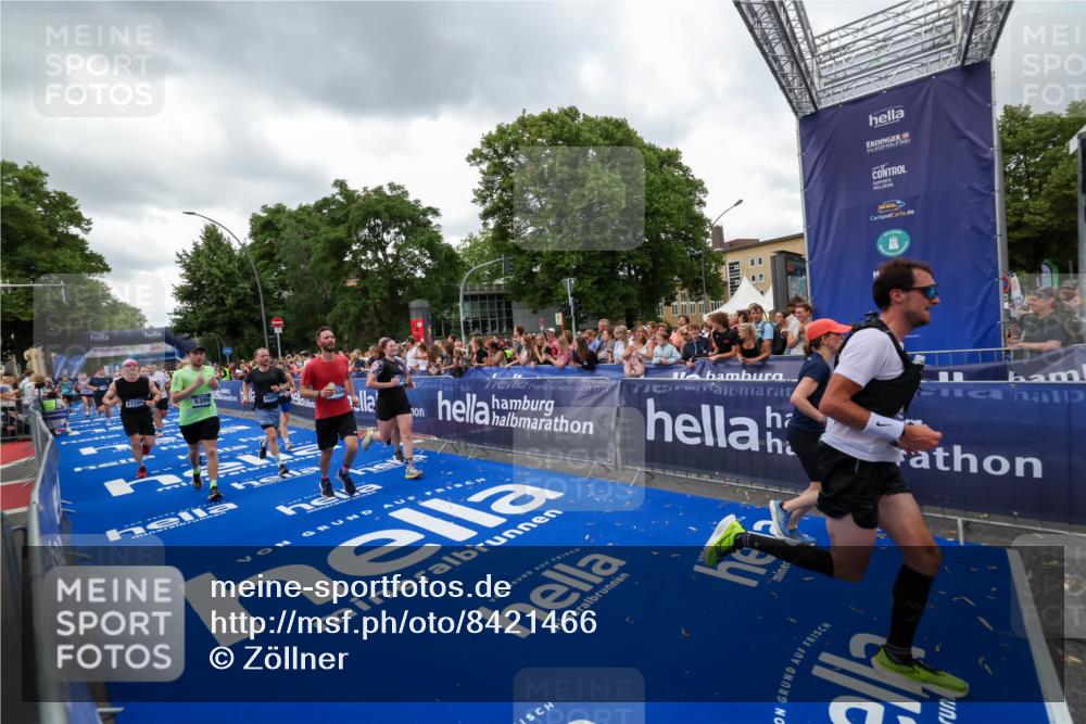 29.06.2025 - hella hamburg halbmarathon Zöllner http://msf.ph/oto/8421466 29.06.2025 10:53:46 Ziel 2058, 2082, 2518, 2630, 3819, 5399, 5607, 6877, 7177, 8285, 8335, 10895, 11588, 11589, 11604, 12632, 13865, 14702, 14818, 15061, 15441, 16092, 17482, 18143, 18514, 18715 meine-sportfotos.de