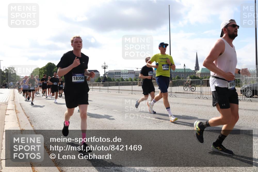 29.06.2025 - hella hamburg halbmarathon Lena Gebhardt http://msf.ph/oto/8421469 29.06.2025 09:51:49 Lombardsbrücke 3437, 13183, 18356, 12623, 14346, 890, 1136, 1312, 1353, 1520, 1569, 1570, 1903, 1912, 1920, 2653, 2880, 2972, 3437, 3523, 3697, 4297, 4634, 4759, 4843, 4865, 4991, 4999, 5014, 5047, 5129, 5231, 5336, 5375, 5410, 5987, 6490, 6700, 6705, 6770, 7092, 7105, 7185, 7363, 8074, 8346, 8359, 8564, 8871, 8900, 9114, 9358, 9364, 9659, 10319, 10375, 10480, 10669, 10691, 10934, 10978, 11021, 11049, 11417, 11714, 11959, 12438, 12623, 12711 meine-sportfotos.de