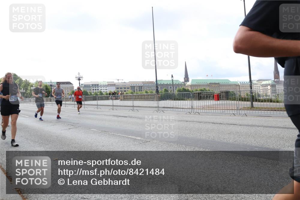 29.06.2025 - hella hamburg halbmarathon Lena Gebhardt http://msf.ph/oto/8421484 29.06.2025 10:05:51 Lombardsbrücke 5762, 9477, 1229, 1448, 1830, 1842, 1936, 1981, 2298, 2471, 2540, 2624, 3062, 3461, 3929, 4014, 4169, 4542, 4782, 5073, 5762, 6014, 7741, 8051, 8316, 8894, 8909, 9339, 9477, 9736, 9737, 9738, 9917, 10343, 10791, 10998, 11784, 11873, 11958, 13042, 13054, 14465, 14642, 14987, 15229, 15766, 15772, 16092, 16441, 16546, 16687, 17731, 17740, 17885, 18768, 18857, 18973, 19248 meine-sportfotos.de