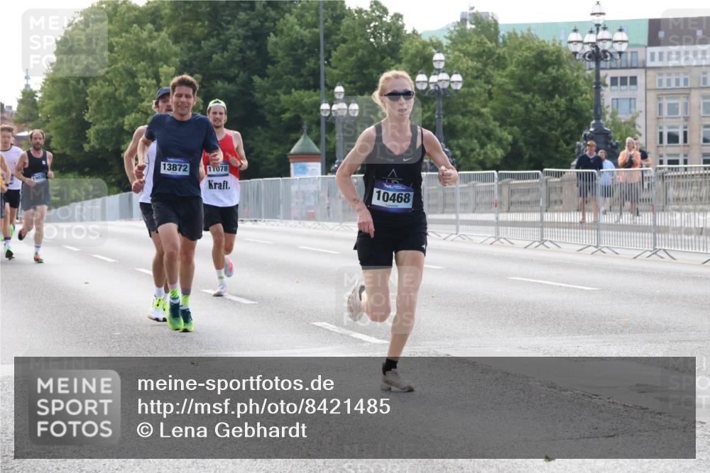 29.06.2025 - hella hamburg halbmarathon Lena Gebhardt http://msf.ph/oto/8421485 29.06.2025 09:42:29 Lombardsbrücke 13872, 19078, 11078, 10468, 2604, 2618, 9269, 10468, 10485, 11078, 12360, 13872, 13913, 14113, 14506, 14836, 15253, 16615, 17003, 17614, 17752, 18569, 19041, 19042, 19050, 19078 meine-sportfotos.de