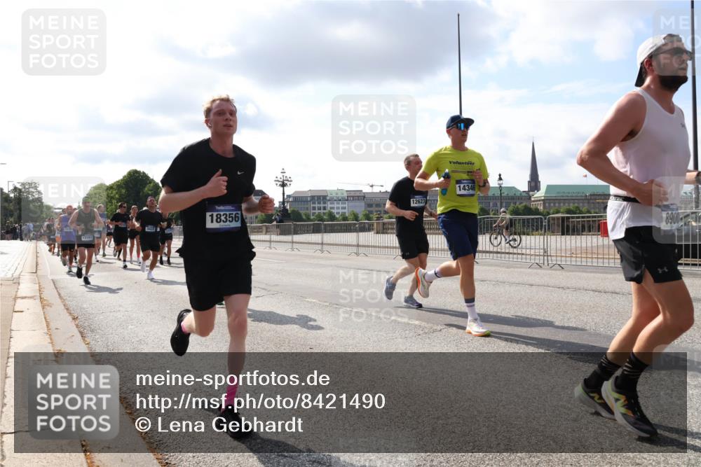 29.06.2025 - hella hamburg halbmarathon Lena Gebhardt http://msf.ph/oto/8421490 29.06.2025 09:51:49 Lombardsbrücke 13183, 18356, 12623, 14346, 8900, 1136, 1312, 1353, 1520, 1569, 1570, 1903, 1912, 1920, 2653, 2880, 2972, 3437, 3523, 3697, 4297, 4634, 4759, 4843, 4865, 4991, 4999, 5014, 5047, 5129, 5231, 5336, 5375, 5410, 5987, 6490, 6700, 6705, 6770, 7092, 7105, 7185, 7363, 8074, 8346, 8359, 8564, 8871, 8900, 9114, 9358, 9364, 9659, 10319, 10375, 10480, 10669, 10691, 10934, 10978, 11021, 11049, 11417, 11714, 11959, 12438, 12623, 12711 meine-sportfotos.de