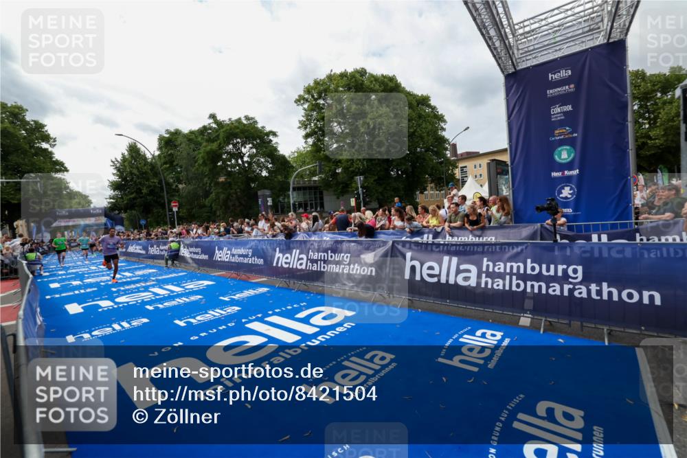 29.06.2025 - hella hamburg halbmarathon Zöllner http://msf.ph/oto/8421504 29.06.2025 10:31:59 Ziel 3935, 4129, 4698, 6619, 10927, 11199 meine-sportfotos.de