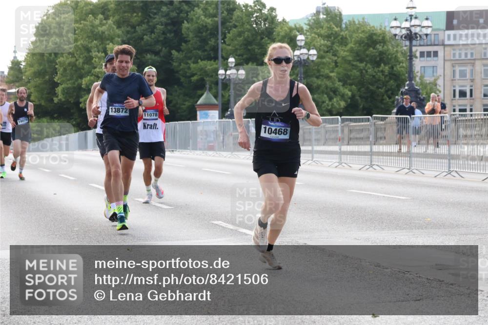 29.06.2025 - hella hamburg halbmarathon Lena Gebhardt http://msf.ph/oto/8421506 29.06.2025 09:42:29 Lombardsbrücke 19078, 13872, 11078, 10468, 2604, 2618, 9269, 10468, 10485, 11078, 12360, 13872, 13913, 14113, 14506, 14836, 15253, 16615, 17003, 17614, 17752, 18569, 19041, 19042, 19050, 19078 meine-sportfotos.de