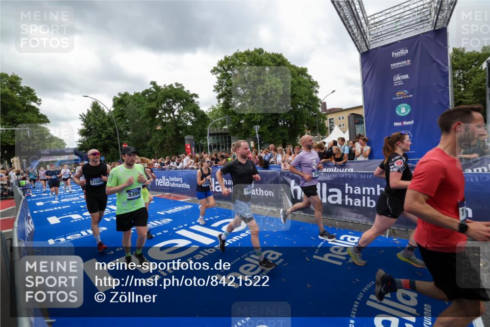 29.06.2025 - hella hamburg halbmarathon Zöllner http://msf.ph/oto/8421522 29.06.2025 10:53:47 Ziel 1422, 2058, 2082, 2518, 5399, 5607, 6877, 7177, 8285, 8335, 10529, 10895, 11588, 11589, 11604, 13865, 14702, 14818, 15061, 15441, 16092, 17482, 17740, 18143, 18249, 18514 meine-sportfotos.de