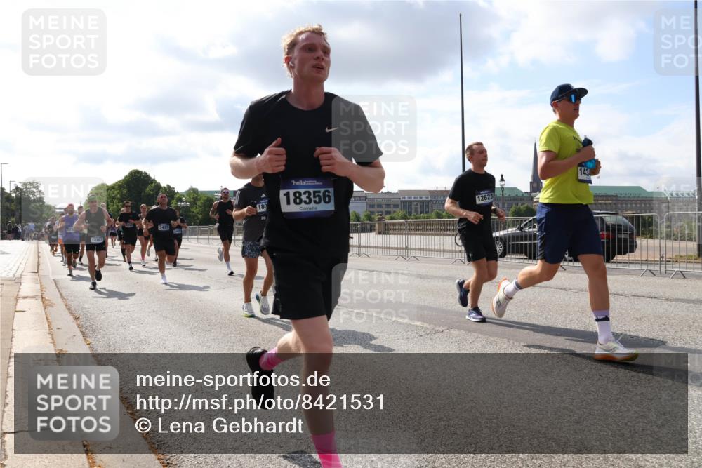 29.06.2025 - hella hamburg halbmarathon Lena Gebhardt http://msf.ph/oto/8421531 29.06.2025 09:51:49 Lombardsbrücke 3437, 13183, 180, 18356, 12623, 143, 1136, 1312, 1353, 1520, 1569, 1570, 1903, 1912, 1920, 2653, 2880, 2972, 3437, 3523, 3697, 4297, 4634, 4759, 4843, 4865, 4991, 4999, 5014, 5047, 5129, 5231, 5336, 5375, 5410, 5987, 6490, 6700, 6705, 6770, 7092, 7105, 7185, 7363, 8074, 8346, 8359, 8564, 8871, 8900, 9114, 9358, 9364, 9659, 10319, 10375, 10480, 10669, 10691, 10934, 10978, 11021, 11049, 11417, 11714, 11959, 12438, 12623, 12711 meine-sportfotos.de