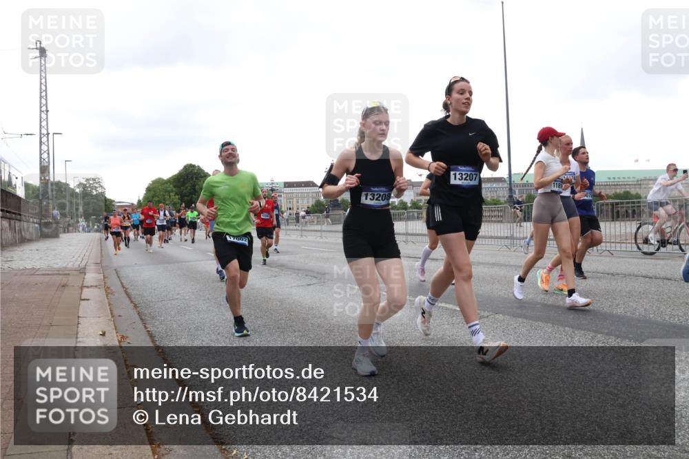 29.06.2025 - hella hamburg halbmarathon Lena Gebhardt http://msf.ph/oto/8421534 29.06.2025 10:52:37 Lombardsbrücke 17002, 10392, 13208, 13207, 118, 1369, 1826, 2146, 2362, 2420, 2528, 2701, 2983, 3140, 3227, 3645, 4273, 4436, 4591, 4729, 4815, 5262, 5360, 6386, 6403, 6404, 6406, 6671, 6985, 7032, 7511, 7690, 7691, 7735, 7737, 7812, 8194, 8196, 8641, 9068, 9070, 9103, 9368, 9545, 9731, 10055, 10080, 10296, 10342, 10392, 10600, 10634, 10879, 10884, 10928, 10981, 11084, 11126, 11127, 11297, 11736, 11899, 11919, 11974, 12127, 12128, 12546, 12558, 12994, 14009 meine-sportfotos.de