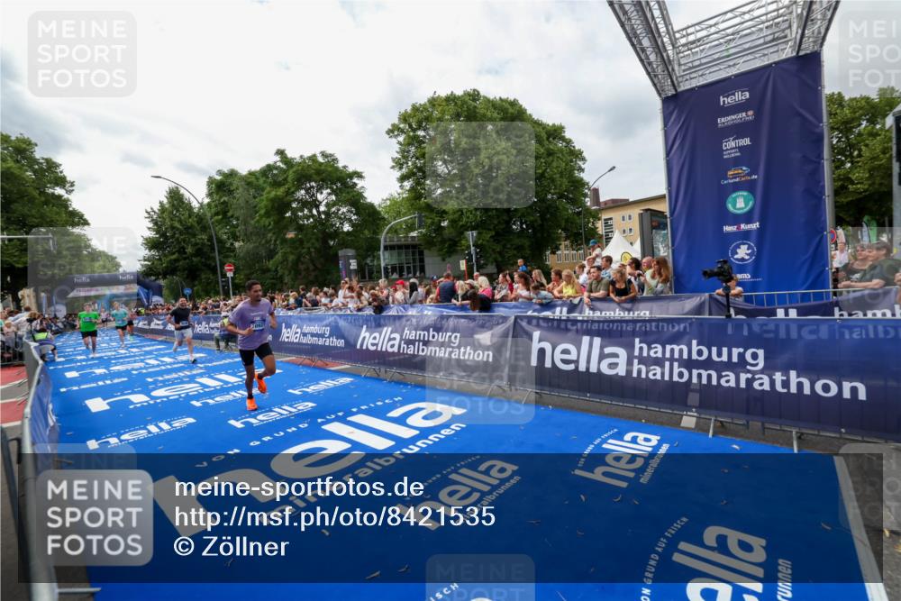 29.06.2025 - hella hamburg halbmarathon Zöllner http://msf.ph/oto/8421535 29.06.2025 10:32:00 Ziel 1407, 4129, 4698, 6619, 10927, 11199 meine-sportfotos.de