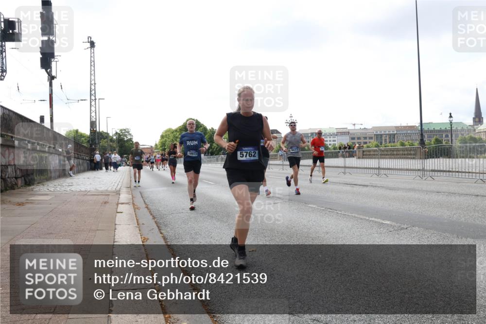 29.06.2025 - hella hamburg halbmarathon Lena Gebhardt http://msf.ph/oto/8421539 29.06.2025 10:05:52 Lombardsbrücke 18973, 5762, 9477, 1229, 1448, 1830, 1842, 1936, 1981, 2298, 2471, 2540, 2624, 3062, 3461, 3929, 4014, 4169, 4542, 4782, 5073, 5762, 6014, 7741, 8051, 8316, 8894, 8909, 9339, 9477, 9736, 9737, 9738, 9917, 10343, 10791, 10998, 11784, 11873, 11958, 13042, 13054, 14369, 14465, 14642, 14987, 15229, 15766, 15772, 16441, 16546, 16687, 17731, 17740, 17746, 17885, 18768, 18857, 18973, 19248 meine-sportfotos.de