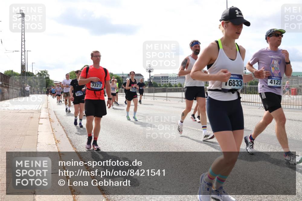 29.06.2025 - hella hamburg halbmarathon Lena Gebhardt http://msf.ph/oto/8421541 29.06.2025 10:18:34 Lombardsbrücke 6270, 3321, 1234, 6833, 4123, 1234, 1325, 1521, 1554, 1820, 1982, 2087, 2335, 2634, 2703, 2781, 2821, 3125, 3202, 3321, 3482, 3529, 3591, 3592, 3977, 4123, 4383, 4710, 4738, 4802, 4804, 5049, 5264, 5266, 5834, 5909, 5910, 6270, 6332, 6533, 7051, 7121, 7160, 7214, 7454, 8067, 8341, 8665, 9222, 9276, 9505, 9549, 9586, 9658, 9748, 9834, 9844, 10172, 10467, 10502, 10659, 10687, 10908, 12498, 12541, 12548, 12552, 12703, 13341 meine-sportfotos.de
