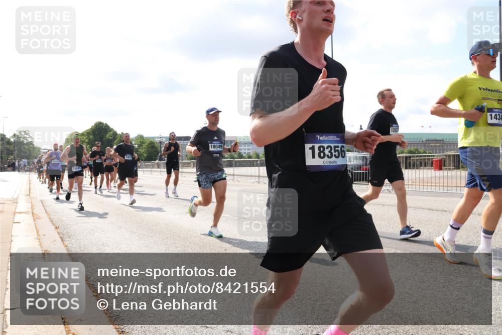 29.06.2025 - hella hamburg halbmarathon Lena Gebhardt http://msf.ph/oto/8421554 29.06.2025 09:51:49 Lombardsbrücke 13183, 135, 18049, 3437, 2023, 18356, 12622, 1434, 1136, 1312, 1353, 1520, 1569, 1570, 1903, 1912, 1920, 2653, 2880, 2972, 3437, 3523, 3697, 4297, 4634, 4759, 4843, 4865, 4991, 4999, 5014, 5047, 5129, 5231, 5336, 5375, 5410, 5987, 6490, 6700, 6705, 6770, 7092, 7105, 7185, 7363, 8074, 8346, 8359, 8564, 8871, 8900, 9114, 9358, 9364, 9659, 10319, 10375, 10480, 10669, 10691, 10934, 10978, 11021, 11049, 11417, 11714, 11959, 12438, 12623, 12711 meine-sportfotos.de