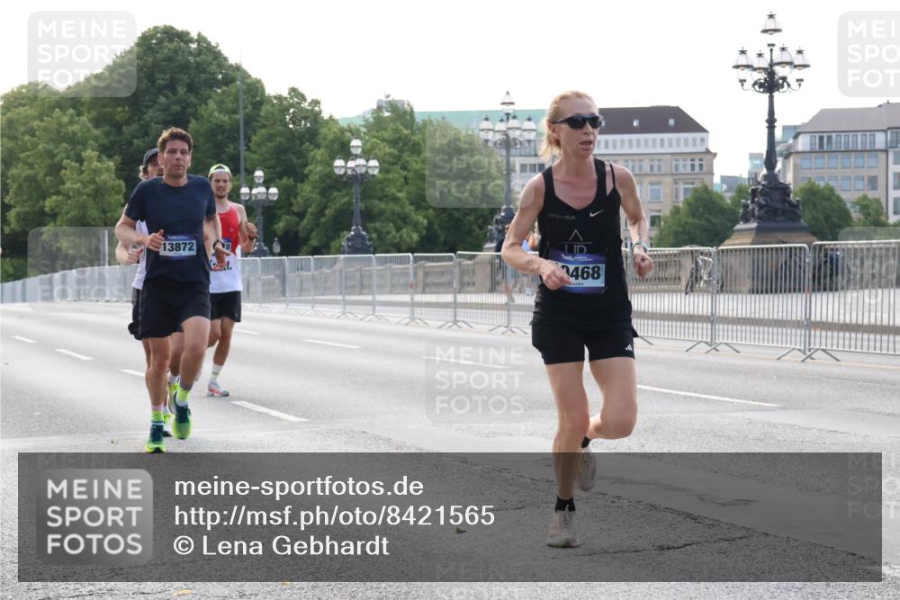 29.06.2025 - hella hamburg halbmarathon Lena Gebhardt http://msf.ph/oto/8421565 29.06.2025 09:42:30 Lombardsbrücke 13872, 8, 468, 2604, 2618, 7331, 7855, 9269, 10468, 10485, 11078, 12360, 13872, 13913, 14113, 14506, 14753, 14836, 15253, 16615, 17003, 17614, 18569, 19041, 19042, 19050, 19078 meine-sportfotos.de