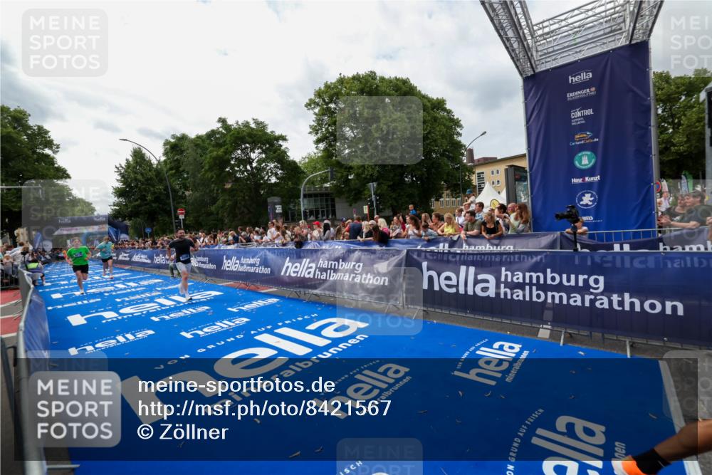 29.06.2025 - hella hamburg halbmarathon Zöllner http://msf.ph/oto/8421567 29.06.2025 10:32:01 Ziel 1407, 4129, 4698, 6619, 10927, 11199 meine-sportfotos.de