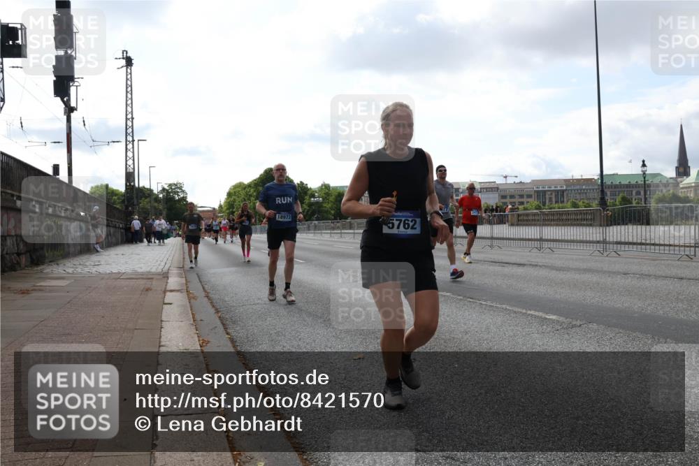 29.06.2025 - hella hamburg halbmarathon Lena Gebhardt http://msf.ph/oto/8421570 29.06.2025 10:05:52 Lombardsbrücke 18973, 5762, 1229, 1448, 1830, 1842, 1936, 1981, 2298, 2471, 2540, 2624, 3062, 3461, 3929, 4014, 4169, 4542, 4782, 5073, 5762, 6014, 7741, 8051, 8316, 8894, 8909, 9339, 9477, 9736, 9737, 9738, 9917, 10343, 10791, 10998, 11784, 11873, 11958, 13042, 13054, 14369, 14465, 14642, 14987, 15229, 15766, 15772, 16441, 16546, 16687, 17731, 17740, 17746, 17885, 18768, 18857, 18973, 19248 meine-sportfotos.de