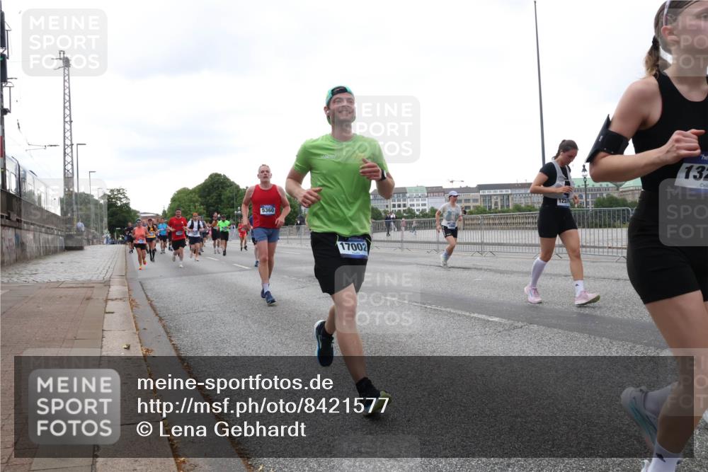 29.06.2025 - hella hamburg halbmarathon Lena Gebhardt http://msf.ph/oto/8421577 29.06.2025 10:52:38 Lombardsbrücke 5360, 17002, 122, 132, 1369, 1826, 2146, 2362, 2420, 2528, 2701, 2983, 3140, 3227, 3645, 4436, 4591, 4729, 4815, 5262, 5360, 6386, 6403, 6404, 6406, 6671, 6985, 7032, 7511, 7690, 7691, 7735, 7737, 7812, 8194, 8196, 8641, 9068, 9070, 9103, 9368, 9545, 9731, 10055, 10080, 10296, 10342, 10392, 10600, 10634, 10879, 10884, 10928, 10981, 11084, 11126, 11127, 11297, 11736, 11899, 11919, 11974, 12127, 12128, 12546, 12558, 12994, 14009 meine-sportfotos.de