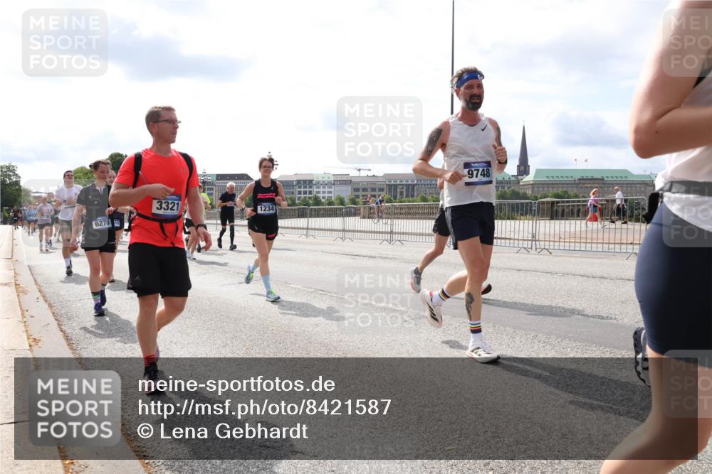29.06.2025 - hella hamburg halbmarathon Lena Gebhardt http://msf.ph/oto/8421587 29.06.2025 10:18:35 Lombardsbrücke 6270, 3321, 1234, 9748, 1234, 1521, 1554, 1820, 1982, 2087, 2335, 2634, 2703, 2781, 2821, 3125, 3202, 3321, 3482, 3529, 3591, 3592, 4123, 4383, 4710, 4738, 4802, 4804, 5049, 5264, 5266, 5834, 5909, 5910, 6270, 6332, 6533, 7051, 7121, 7160, 7214, 7454, 8067, 8341, 8665, 9222, 9276, 9505, 9549, 9586, 9658, 9748, 9834, 9844, 10172, 10467, 10502, 10659, 10687, 10908, 12498, 12541, 12548, 12552, 12703, 13341 meine-sportfotos.de