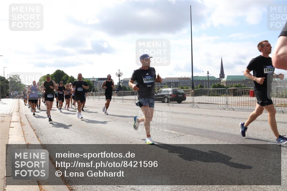 29.06.2025 - hella hamburg halbmarathon Lena Gebhardt http://msf.ph/oto/8421596 29.06.2025 09:51:50 Lombardsbrücke 15185, 13183, 3437, 18049, 2023, 12623, 1312, 1353, 1520, 1569, 1570, 1763, 1903, 1912, 1920, 2653, 2880, 2972, 3437, 3523, 3697, 4297, 4634, 4759, 4843, 4865, 4991, 4999, 5014, 5047, 5129, 5231, 5336, 5375, 5410, 5690, 5987, 6490, 6700, 6705, 6770, 7092, 7105, 7185, 7363, 8074, 8346, 8359, 8564, 8871, 8900, 9114, 9358, 9364, 9659, 10319, 10375, 10480, 10669, 10691, 10934, 10978, 11021, 11049, 11417, 11714, 11959, 12438, 12623, 12711 meine-sportfotos.de
