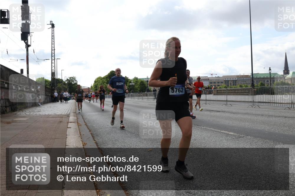 29.06.2025 - hella hamburg halbmarathon Lena Gebhardt http://msf.ph/oto/8421599 29.06.2025 10:05:52 Lombardsbrücke 18973, 5762, 1229, 1448, 1830, 1842, 1936, 1981, 2298, 2471, 2540, 2624, 3062, 3461, 3929, 4014, 4169, 4542, 4782, 5073, 5762, 6014, 7741, 8051, 8316, 8894, 8909, 9339, 9477, 9736, 9737, 9738, 9917, 10343, 10791, 10998, 11784, 11873, 11958, 13042, 13054, 14369, 14465, 14642, 14987, 15229, 15766, 15772, 16441, 16546, 16687, 17731, 17740, 17746, 17885, 18768, 18857, 18973, 19248 meine-sportfotos.de