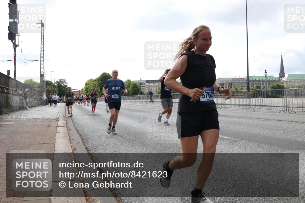 29.06.2025 - hella hamburg halbmarathon Lena Gebhardt http://msf.ph/oto/8421623 29.06.2025 10:05:52 Lombardsbrücke 8894, 18973, 5762, 1229, 1448, 1830, 1842, 1936, 1981, 2298, 2471, 2540, 2624, 3062, 3461, 3929, 4014, 4169, 4542, 4782, 5073, 5762, 6014, 7741, 8051, 8316, 8894, 8909, 9339, 9477, 9736, 9737, 9738, 9917, 10343, 10791, 10998, 11784, 11873, 11958, 13042, 13054, 14369, 14465, 14642, 14987, 15229, 15766, 15772, 16441, 16546, 16687, 17731, 17740, 17746, 17885, 18768, 18857, 18973, 19248 meine-sportfotos.de
