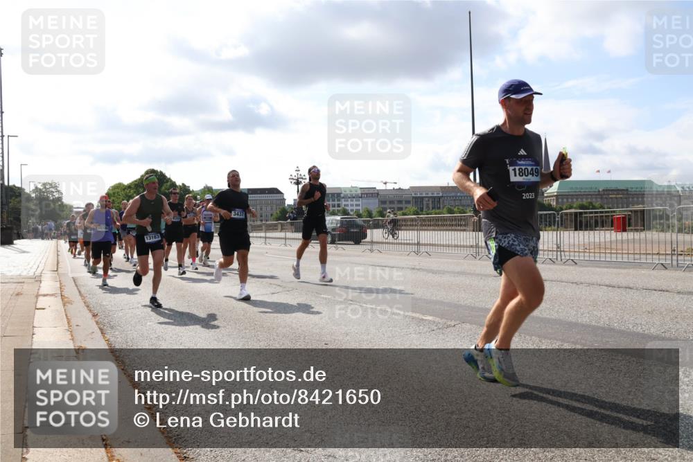 29.06.2025 - hella hamburg halbmarathon Lena Gebhardt http://msf.ph/oto/8421650 29.06.2025 09:51:50 Lombardsbrücke 15185, 13183, 3437, 18049, 2023, 1312, 1353, 1520, 1569, 1570, 1763, 1903, 1912, 1920, 2653, 2880, 2972, 3437, 3523, 3697, 4297, 4634, 4759, 4843, 4865, 4991, 4999, 5014, 5047, 5129, 5231, 5336, 5375, 5410, 5690, 5987, 6490, 6700, 6705, 6770, 7092, 7105, 7185, 7363, 8074, 8346, 8359, 8564, 8871, 8900, 9114, 9358, 9364, 9659, 10319, 10375, 10480, 10669, 10691, 10934, 10978, 11021, 11049, 11417, 11714, 11959, 12438, 12623, 12711 meine-sportfotos.de