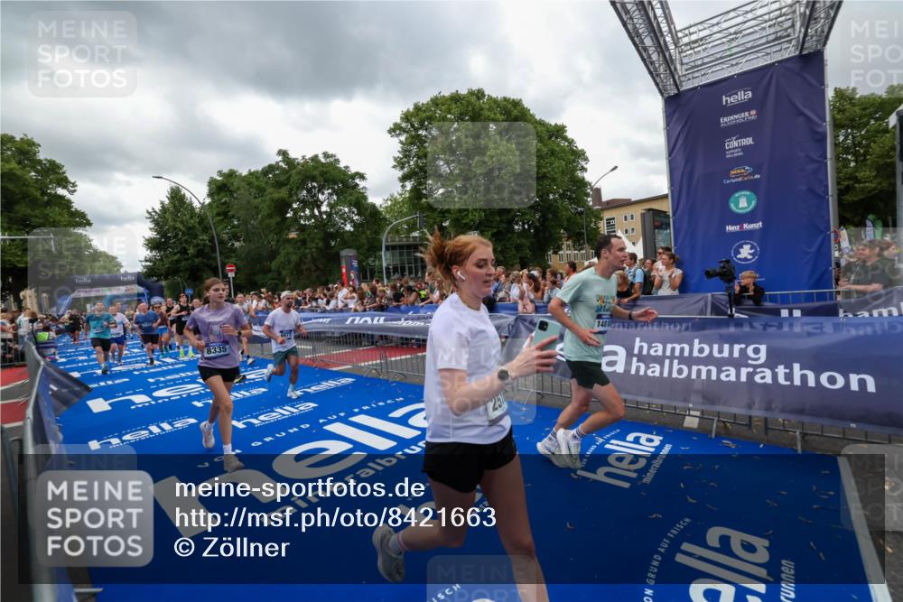 29.06.2025 - hella hamburg halbmarathon Zöllner http://msf.ph/oto/8421663 29.06.2025 10:53:52 Ziel 1422, 1706, 1870, 2518, 5607, 6260, 6877, 7177, 8285, 8335, 9922, 10529, 10891, 12413, 14026, 14818, 15502, 16538, 17740, 18249, 18418, 18487, 18759, 18915, 19177 meine-sportfotos.de
