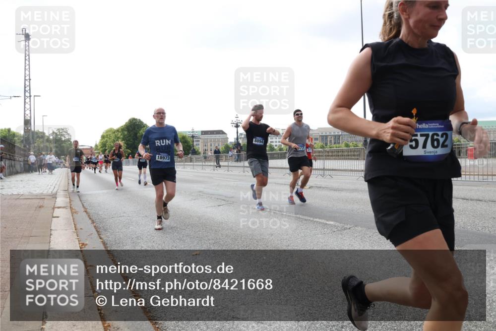 29.06.2025 - hella hamburg halbmarathon Lena Gebhardt http://msf.ph/oto/8421668 29.06.2025 10:05:53 Lombardsbrücke 8894, 18973, 377, 5762, 1229, 1448, 1830, 1842, 1936, 1981, 2298, 2471, 2540, 2624, 3062, 3461, 3929, 4014, 4169, 4542, 4782, 5073, 5762, 6014, 7138, 7741, 8051, 8316, 8894, 8909, 9339, 9477, 9736, 9737, 9738, 9917, 10343, 10791, 10998, 11784, 11873, 11958, 13042, 13054, 14369, 14465, 14642, 14987, 15229, 15766, 15772, 16441, 16546, 16687, 17239, 17731, 17740, 17746, 17885, 18768, 18857, 18973, 19248 meine-sportfotos.de