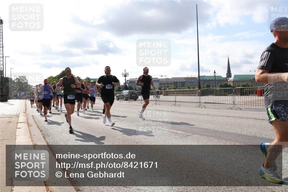 29.06.2025 - hella hamburg halbmarathon Lena Gebhardt http://msf.ph/oto/8421671 29.06.2025 09:51:50 Lombardsbrücke 15185, 13183, 3437, 1312, 1353, 1520, 1569, 1570, 1763, 1903, 1912, 1920, 2653, 2880, 2972, 3437, 3523, 3697, 4297, 4634, 4759, 4843, 4865, 4991, 4999, 5014, 5047, 5129, 5231, 5336, 5375, 5410, 5690, 5987, 6490, 6700, 6705, 6770, 7092, 7105, 7185, 7363, 8074, 8346, 8359, 8564, 8871, 8900, 9114, 9358, 9364, 9659, 10319, 10375, 10480, 10669, 10691, 10934, 10978, 11021, 11049, 11417, 11714, 11959, 12438, 12623, 12711 meine-sportfotos.de