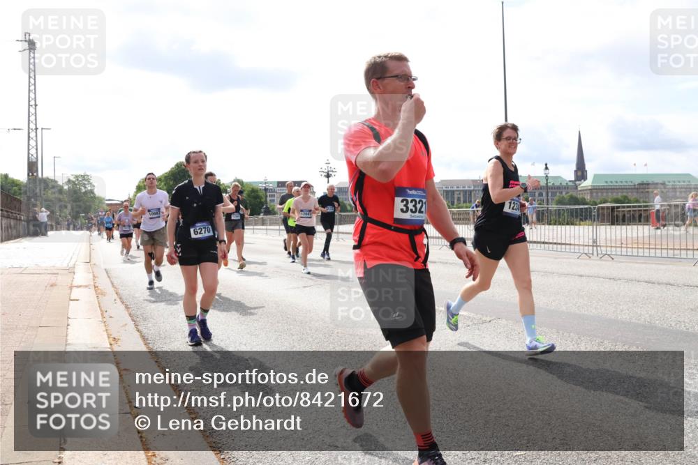 29.06.2025 - hella hamburg halbmarathon Lena Gebhardt http://msf.ph/oto/8421672 29.06.2025 10:18:36 Lombardsbrücke 10687, 6270, 12541, 12847, 3321, 1234, 1349, 1521, 1554, 1820, 1982, 2087, 2335, 2634, 2703, 2781, 2821, 3125, 3202, 3321, 3482, 3529, 3591, 3592, 4123, 4383, 4710, 4738, 4802, 4804, 5049, 5264, 5266, 5834, 5909, 5910, 6270, 6332, 6533, 7051, 7121, 7160, 7214, 7454, 8067, 8341, 8665, 9222, 9276, 9505, 9549, 9586, 9658, 9748, 9834, 9844, 10172, 10467, 10502, 10659, 10687, 10908, 12498, 12541, 12548, 12552, 12703, 13341 meine-sportfotos.de