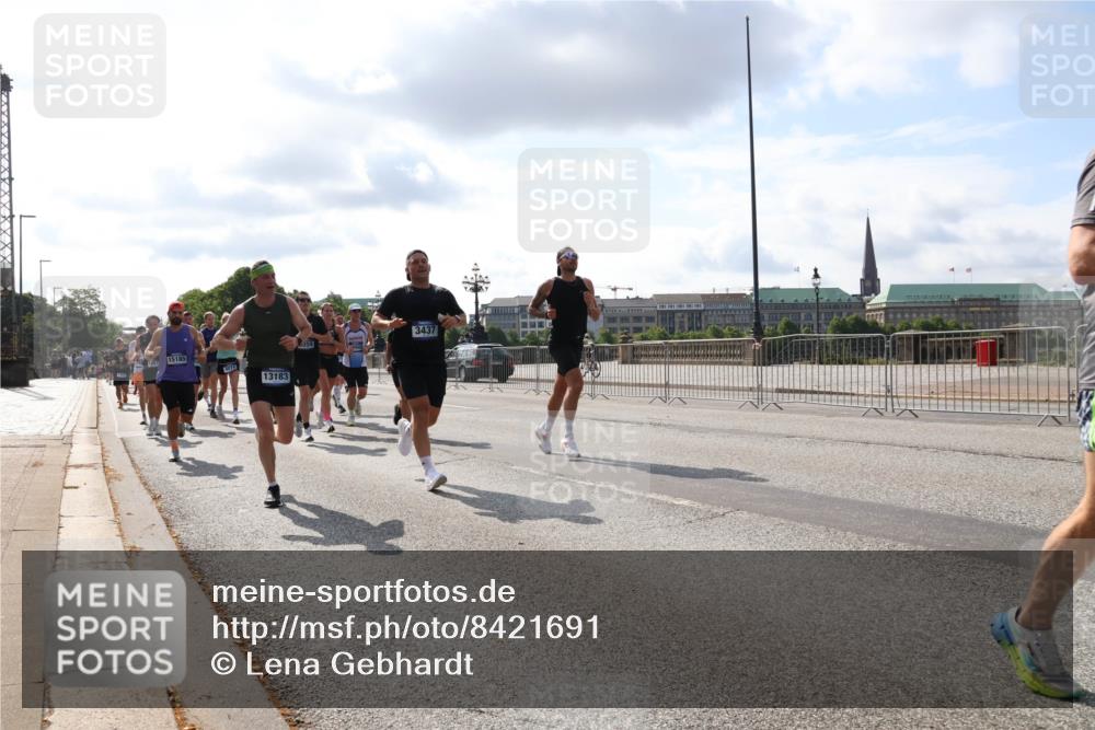 29.06.2025 - hella hamburg halbmarathon Lena Gebhardt http://msf.ph/oto/8421691 29.06.2025 09:51:50 Lombardsbrücke 15185, 6074, 13183, 3437, 1312, 1353, 1520, 1569, 1570, 1763, 1903, 1912, 1920, 2653, 2880, 2972, 3437, 3523, 3697, 4297, 4634, 4759, 4843, 4865, 4991, 4999, 5014, 5047, 5129, 5231, 5336, 5375, 5410, 5690, 5987, 6490, 6700, 6705, 6770, 7092, 7105, 7185, 7363, 8074, 8346, 8359, 8564, 8871, 8900, 9114, 9358, 9364, 9659, 10319, 10375, 10480, 10669, 10691, 10934, 10978, 11021, 11049, 11417, 11714, 11959, 12438, 12623, 12711 meine-sportfotos.de
