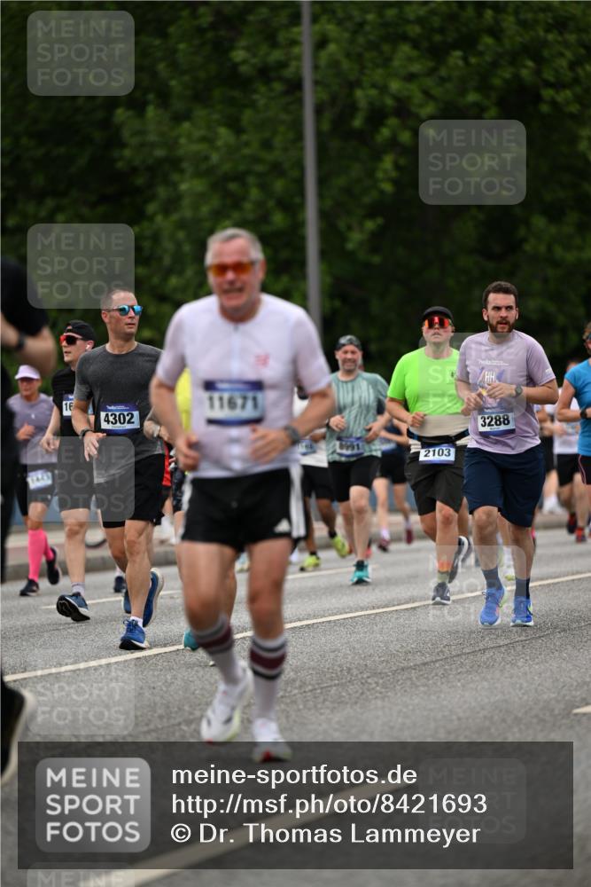 29.06.2025 - hella hamburg halbmarathon Dr. Thomas Lammeyer http://msf.ph/oto/8421693 29.06.2025 10:47:43 Kennedybrücke 1226, 1310, 1467, 1788, 1878, 2103, 2158, 2267, 2538, 2971, 3283, 3288, 3518, 3764, 4105, 4177, 4302, 4353, 5265, 5370, 5755, 7461, 7872, 8135, 8233, 8991, 9831, 9976, 10083, 10200, 10202, 10536 meine-sportfotos.de