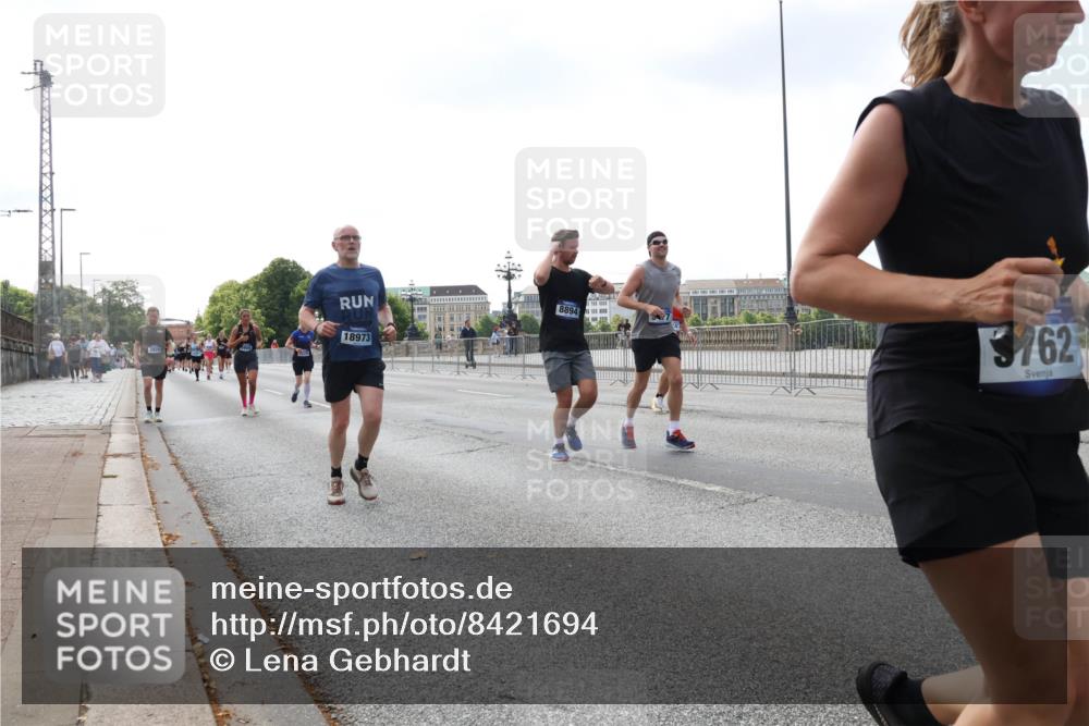 29.06.2025 - hella hamburg halbmarathon Lena Gebhardt http://msf.ph/oto/8421694 29.06.2025 10:05:53 Lombardsbrücke 3929, 18973, 8894, 3762, 1229, 1448, 1830, 1842, 1936, 1981, 2298, 2471, 2540, 2624, 3062, 3461, 3929, 4014, 4169, 4542, 4782, 5073, 5762, 6014, 7138, 7741, 8051, 8316, 8894, 8909, 9339, 9477, 9736, 9737, 9738, 9917, 10343, 10791, 10998, 11784, 11873, 11958, 13042, 13054, 14369, 14465, 14642, 14987, 15229, 15766, 15772, 16441, 16546, 16687, 17239, 17731, 17740, 17746, 17885, 18768, 18857, 18973, 19248 meine-sportfotos.de