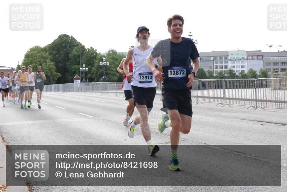 29.06.2025 - hella hamburg halbmarathon Lena Gebhardt http://msf.ph/oto/8421698 29.06.2025 09:42:32 Lombardsbrücke 17614, 50, 1907, 19078, 13913, 13872, 2604, 2618, 5612, 7331, 7855, 9269, 10468, 10485, 11078, 11228, 12360, 13872, 13913, 14113, 14506, 14753, 14836, 15253, 16615, 17003, 17614, 18569, 19041, 19042, 19050, 19078 meine-sportfotos.de