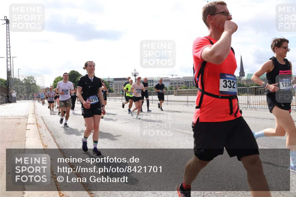 29.06.2025 - hella hamburg halbmarathon Lena Gebhardt http://msf.ph/oto/8421701 29.06.2025 10:18:36 Lombardsbrücke 0687, 5270, 12847, 332, 1234, 1234, 1349, 1521, 1554, 1820, 1982, 2087, 2335, 2634, 2703, 2781, 2821, 3125, 3202, 3321, 3482, 3529, 3591, 3592, 4123, 4383, 4710, 4738, 4802, 4804, 5049, 5264, 5266, 5834, 5909, 5910, 6270, 6332, 6533, 7051, 7121, 7160, 7214, 7454, 8067, 8341, 8665, 9222, 9276, 9505, 9549, 9586, 9658, 9748, 9834, 9844, 10172, 10467, 10502, 10659, 10687, 10908, 12498, 12541, 12548, 12552, 12703, 13341 meine-sportfotos.de