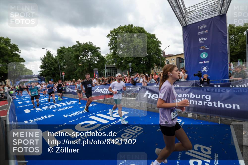 29.06.2025 - hella hamburg halbmarathon Zöllner http://msf.ph/oto/8421702 29.06.2025 10:53:53 Ziel 1422, 1706, 1870, 5607, 6260, 6877, 7177, 7395, 8285, 8335, 9922, 10529, 10891, 12413, 14026, 15502, 16538, 17740, 18249, 18418, 18487, 18759, 18831, 18915, 19177 meine-sportfotos.de