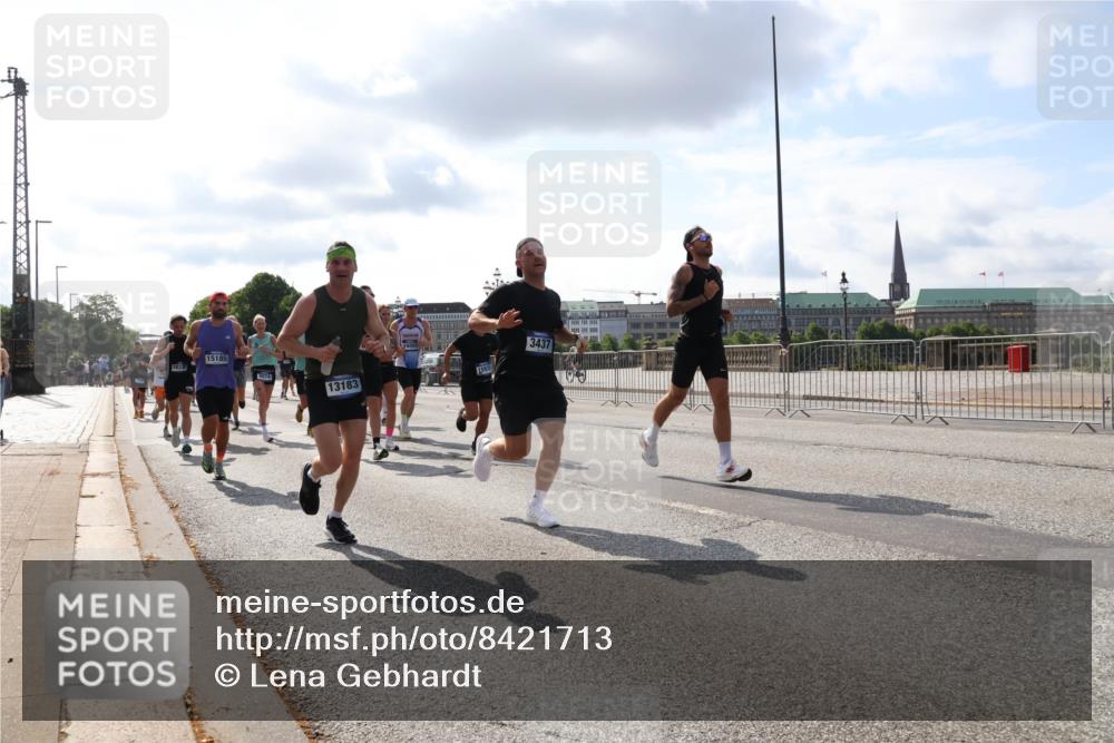 29.06.2025 - hella hamburg halbmarathon Lena Gebhardt http://msf.ph/oto/8421713 29.06.2025 09:51:51 Lombardsbrücke 1833, 15185, 8074, 13183, 3437, 1312, 1353, 1520, 1569, 1570, 1763, 1903, 1920, 2653, 2880, 2972, 3437, 3523, 3697, 4297, 4634, 4759, 4843, 4865, 4991, 4999, 5014, 5047, 5129, 5231, 5336, 5375, 5410, 5690, 5987, 6490, 6700, 6705, 6770, 7092, 7105, 7185, 7363, 7710, 8074, 8346, 8359, 8564, 8871, 8900, 9114, 9358, 9364, 9659, 10319, 10375, 10480, 10669, 10691, 10934, 10978, 11021, 11049, 11417, 11714, 11959, 12438, 12623, 12711 meine-sportfotos.de