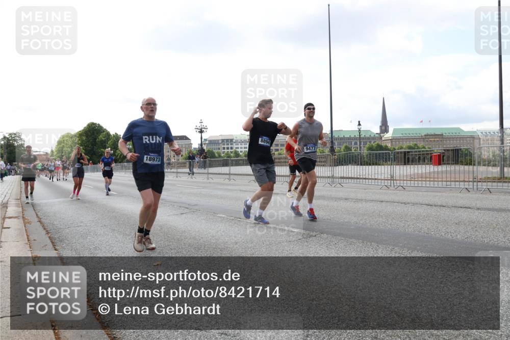 29.06.2025 - hella hamburg halbmarathon Lena Gebhardt http://msf.ph/oto/8421714 29.06.2025 10:05:53 Lombardsbrücke 1220, 18973, 8894, 9477, 1229, 1448, 1830, 1842, 1936, 1981, 2298, 2471, 2540, 2624, 3062, 3461, 3929, 4014, 4169, 4542, 4782, 5073, 5762, 6014, 7138, 7741, 8051, 8316, 8894, 8909, 9339, 9477, 9736, 9737, 9738, 9917, 10343, 10791, 10998, 11784, 11873, 11958, 13042, 13054, 14369, 14465, 14642, 14987, 15229, 15766, 15772, 16441, 16546, 16687, 17239, 17731, 17740, 17746, 17885, 18768, 18857, 18973, 19248 meine-sportfotos.de