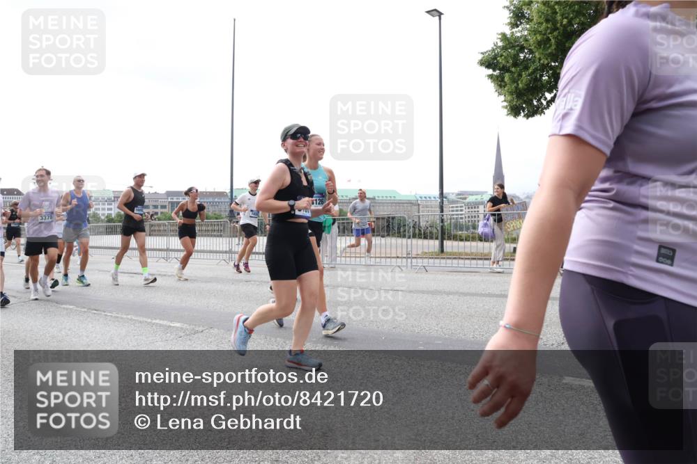 29.06.2025 - hella hamburg halbmarathon Lena Gebhardt http://msf.ph/oto/8421720 29.06.2025 10:42:56 Lombardsbrücke 3378, 126, 000, 1149, 1467, 1656, 1788, 1964, 1994, 2103, 2134, 2158, 2267, 2361, 2401, 2450, 2509, 2538, 2580, 2940, 2941, 2971, 3074, 3283, 3378, 3518, 3638, 3764, 3874, 4092, 4105, 4177, 4302, 4334, 4385, 4680, 4778, 5067, 5268, 5403, 5417, 5610, 5755, 5967, 6120, 6764, 7040, 7043, 7461, 7513, 8161, 8184, 8529, 8795, 8816, 8991, 9072, 9304, 9378, 9644, 10008, 10180, 10454, 10697, 11142, 11710, 12151, 12441, 13049, 13241 meine-sportfotos.de