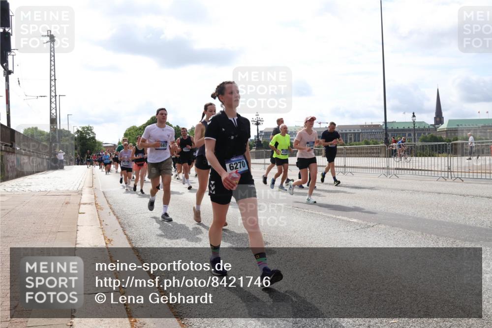 29.06.2025 - hella hamburg halbmarathon Lena Gebhardt http://msf.ph/oto/8421746 29.06.2025 10:18:37 Lombardsbrücke 10172, 687, 6270, 438, 12847, 1234, 1349, 1521, 1554, 1820, 2087, 2335, 2634, 2703, 2781, 2821, 3125, 3202, 3321, 3482, 3529, 3591, 3592, 4123, 4383, 4710, 4738, 4802, 4804, 5049, 5264, 5266, 5834, 5909, 5910, 6332, 6413, 6533, 7051, 7121, 7160, 7214, 7454, 8067, 8341, 8665, 8780, 9222, 9276, 9505, 9549, 9586, 9658, 9748, 9834, 9844, 10172, 10467, 10502, 10659, 10687, 10908, 12498, 12541, 12548, 12552, 12703, 13341 meine-sportfotos.de