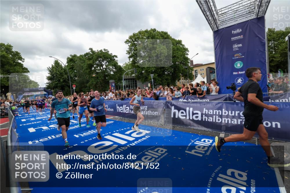 29.06.2025 - hella hamburg halbmarathon Zöllner http://msf.ph/oto/8421752 29.06.2025 10:53:54 Ziel 1422, 1706, 1870, 5607, 6260, 6877, 7177, 7395, 7973, 8285, 9922, 10529, 10891, 12413, 14026, 15502, 16477, 16538, 17740, 18249, 18418, 18487, 18759, 18831, 18915, 19177 meine-sportfotos.de