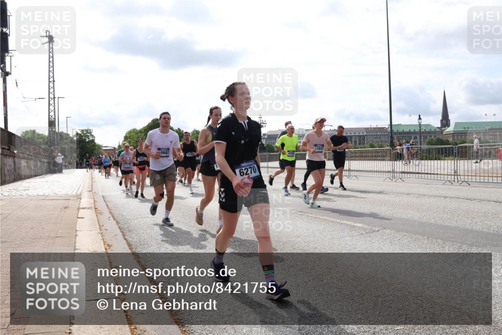 29.06.2025 - hella hamburg halbmarathon Lena Gebhardt http://msf.ph/oto/8421755 29.06.2025 10:18:37 Lombardsbrücke 320, 10172, 0687, 6270, 12847, 1234, 1349, 1521, 1554, 1820, 2087, 2335, 2634, 2703, 2781, 2821, 3125, 3202, 3321, 3482, 3529, 3591, 3592, 4123, 4383, 4710, 4738, 4802, 4804, 5049, 5264, 5266, 5834, 5909, 5910, 6332, 6413, 6533, 7051, 7121, 7160, 7214, 7454, 8067, 8341, 8665, 8780, 9222, 9276, 9505, 9549, 9586, 9658, 9748, 9834, 9844, 10172, 10467, 10502, 10659, 10687, 10908, 12498, 12541, 12548, 12552, 12703, 13341 meine-sportfotos.de