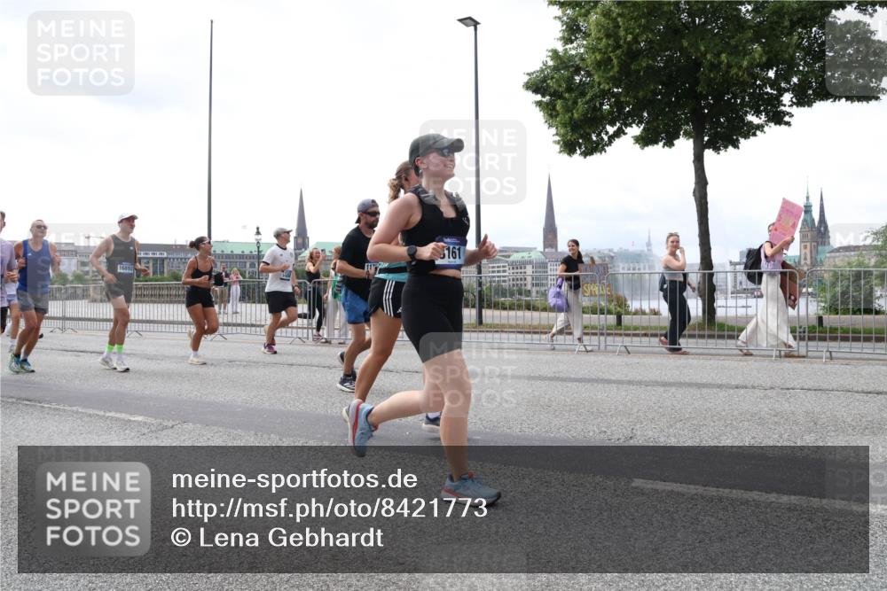 29.06.2025 - hella hamburg halbmarathon Lena Gebhardt http://msf.ph/oto/8421773 29.06.2025 10:42:57 Lombardsbrücke 16892, 161, 1149, 1467, 1656, 1788, 1964, 1994, 2103, 2134, 2158, 2267, 2361, 2401, 2450, 2509, 2538, 2580, 2940, 2941, 2971, 3074, 3283, 3378, 3518, 3638, 3764, 3874, 4092, 4105, 4177, 4302, 4334, 4385, 4680, 4778, 5067, 5268, 5417, 5610, 5755, 5967, 6120, 6764, 7043, 7461, 7513, 8161, 8184, 8435, 8529, 8795, 8816, 8991, 9072, 9304, 9378, 9644, 10008, 10180, 10454, 10697, 11142, 11710, 12151, 12441, 13049, 13241 meine-sportfotos.de