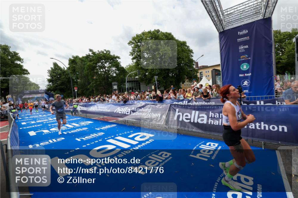 29.06.2025 - hella hamburg halbmarathon Zöllner http://msf.ph/oto/8421776 29.06.2025 10:32:07 Ziel 1407, 1686, 4129, 11150, 11370, 16505, 16736 meine-sportfotos.de