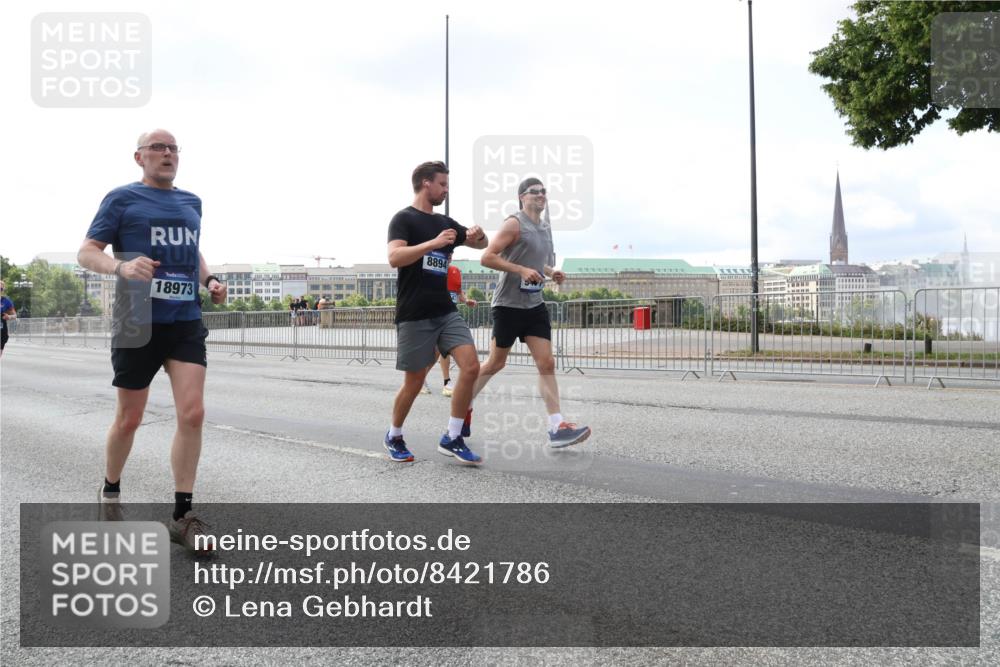 29.06.2025 - hella hamburg halbmarathon Lena Gebhardt http://msf.ph/oto/8421786 29.06.2025 10:05:54 Lombardsbrücke 18973, 8894, 1229, 1448, 1830, 1842, 1936, 1981, 2471, 2540, 2624, 3062, 3461, 3929, 4014, 4169, 4542, 4782, 5762, 6014, 7138, 7741, 8051, 8316, 8894, 8909, 9339, 9361, 9477, 9736, 9737, 9738, 9917, 10343, 10791, 10998, 11784, 11873, 11958, 13042, 13054, 14369, 14465, 14642, 14987, 15229, 15766, 15772, 16441, 16546, 16687, 17239, 17731, 17740, 17746, 17885, 18768, 18857, 18973, 19248 meine-sportfotos.de