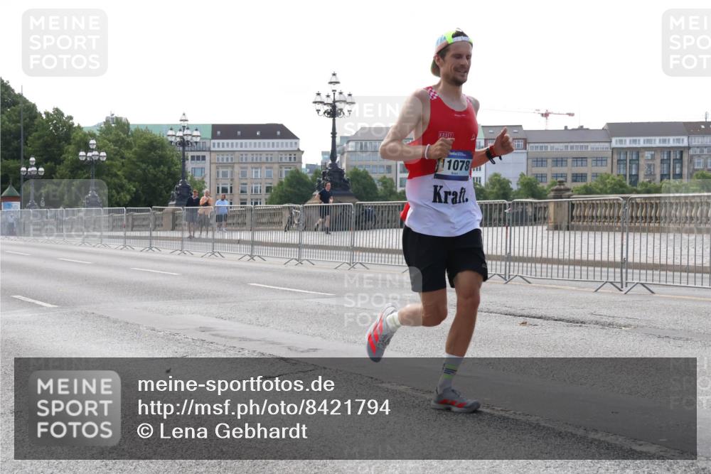 29.06.2025 - hella hamburg halbmarathon Lena Gebhardt http://msf.ph/oto/8421794 29.06.2025 09:42:33 Lombardsbrücke 1078, 2604, 2618, 5612, 7331, 7855, 9269, 10468, 10485, 11078, 11228, 12360, 13872, 13913, 14113, 14506, 14753, 14836, 15253, 16615, 17003, 17614, 18569, 19041, 19042, 19050, 19078 meine-sportfotos.de