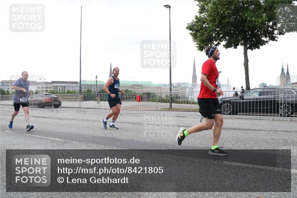 29.06.2025 - hella hamburg halbmarathon Lena Gebhardt http://msf.ph/oto/8421805 29.06.2025 10:52:41 Lombardsbrücke 3140, 1369, 1826, 2146, 2362, 2420, 2528, 2701, 2983, 2988, 3140, 3227, 3645, 3787, 4591, 4729, 4815, 5262, 5360, 6386, 6403, 6404, 6406, 6671, 7032, 7511, 7690, 7691, 7735, 7737, 7812, 8641, 9068, 9070, 9103, 9368, 9545, 9731, 10055, 10080, 10296, 10392, 10417, 10568, 10600, 10634, 10879, 10884, 10928, 10981, 11084, 11297, 11736, 11899, 11919, 11974, 12127, 12128, 12546, 12558, 12994, 14009, 14765, 14807 meine-sportfotos.de