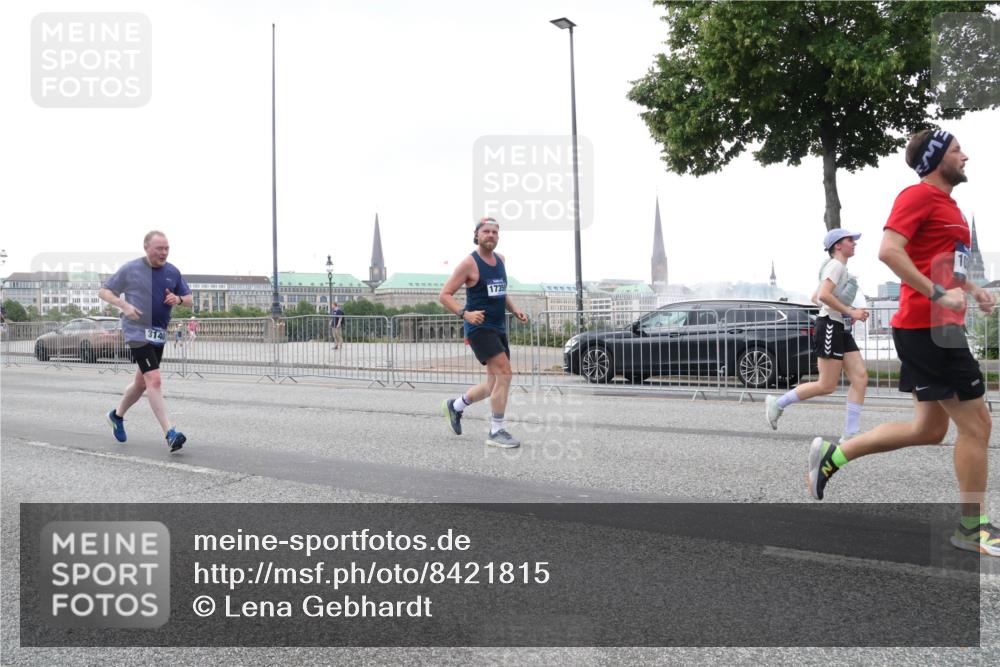 29.06.2025 - hella hamburg halbmarathon Lena Gebhardt http://msf.ph/oto/8421815 29.06.2025 10:52:41 Lombardsbrücke 17359, 1369, 1826, 2146, 2362, 2420, 2528, 2701, 2983, 2988, 3140, 3227, 3645, 3787, 4591, 4729, 4815, 5262, 5360, 6386, 6403, 6404, 6406, 6671, 7032, 7511, 7690, 7691, 7735, 7737, 7812, 8641, 9068, 9070, 9103, 9368, 9545, 9731, 10055, 10080, 10296, 10392, 10417, 10568, 10600, 10634, 10879, 10884, 10928, 10981, 11084, 11297, 11736, 11899, 11919, 11974, 12127, 12128, 12546, 12558, 12994, 14009, 14765, 14807 meine-sportfotos.de