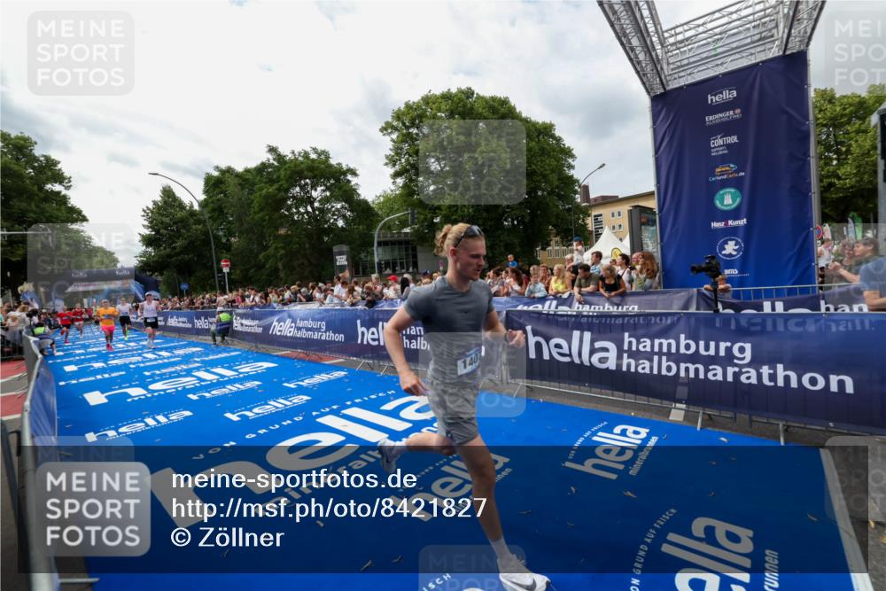 29.06.2025 - hella hamburg halbmarathon Zöllner http://msf.ph/oto/8421827 29.06.2025 10:32:08 Ziel 1407, 1686, 11150, 11370, 15826, 16505, 16736 meine-sportfotos.de
